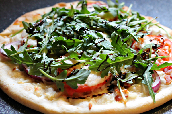 BLT Pizza Recipe - Easy Weeknight Meal. Topped with bacon, arugula, and tomatoes. #pizzarecipeeasy #bltpizza #weeknightmealidea