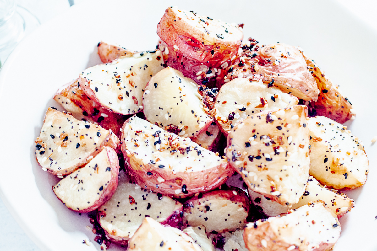 How to Make Crazy Good {and  Easy!} Everything Bagel Roasted Potatoes