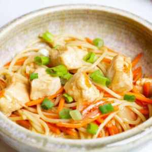 close up of bowl of spicy chicken lo mein